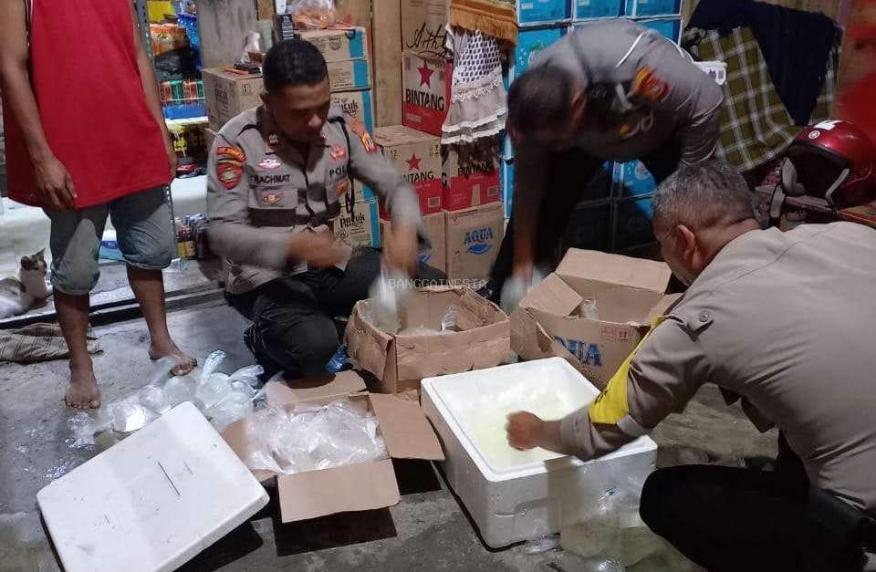 Polsek Luwuk Sita Ratusan Bungkus Miras dari Kios Kelontong 