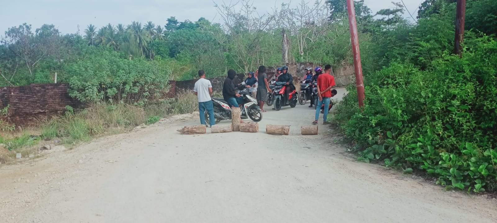 FKD Di Luwuk Timur Palang Jalan PT. Sals Asal Srilanka