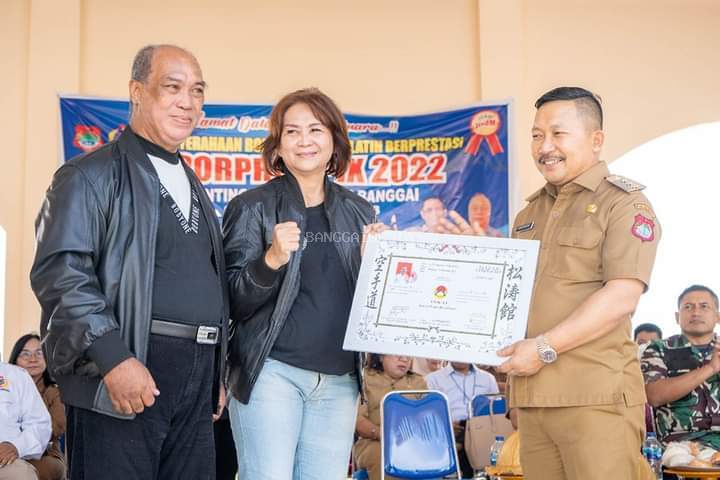 Bupati Banggai Serahkan Bonus Atlet Peraih Medali Porprov Sulteng Ke-9