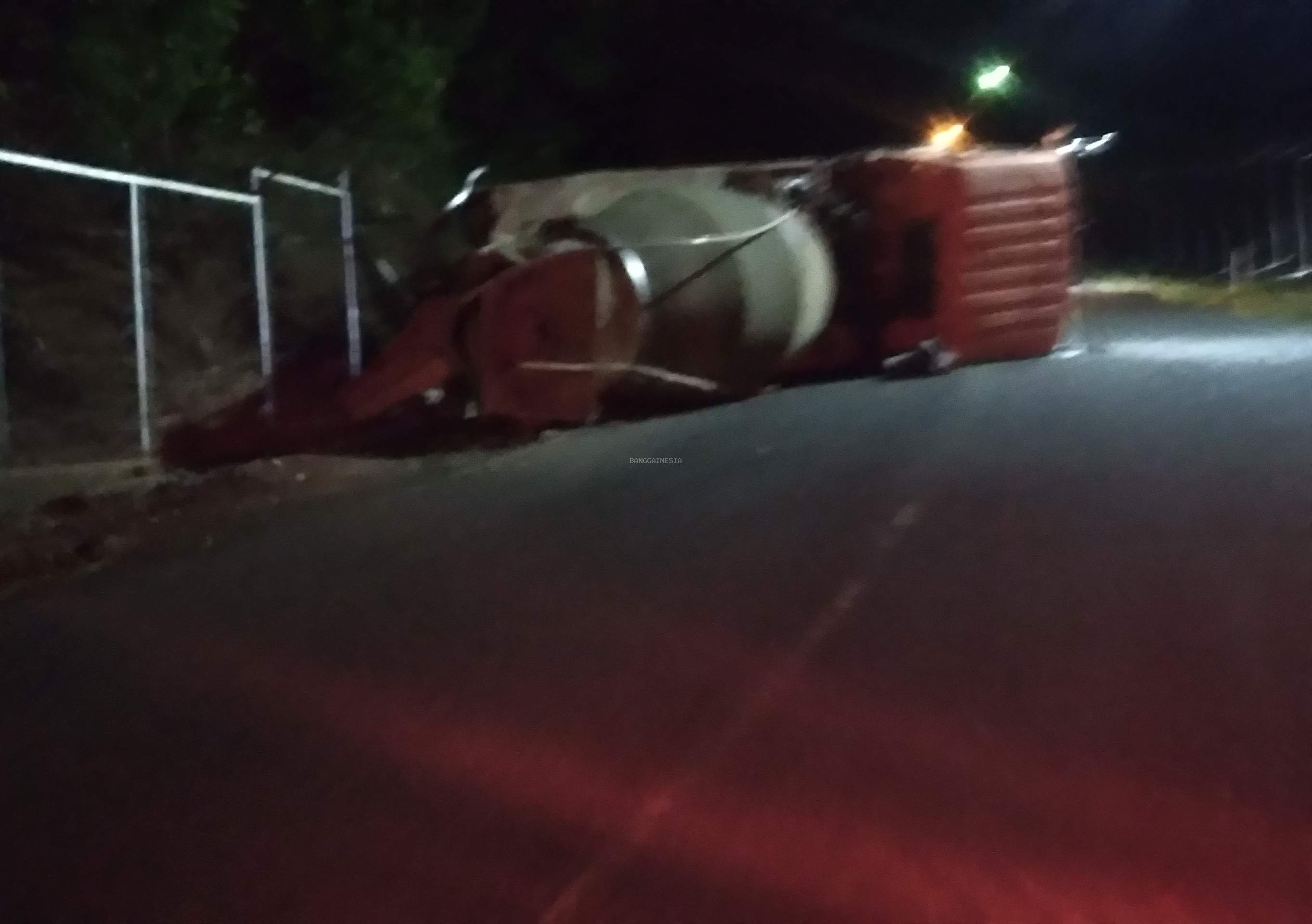 Truk Molen Terguling di Jalan Patroli Donggi Senoro