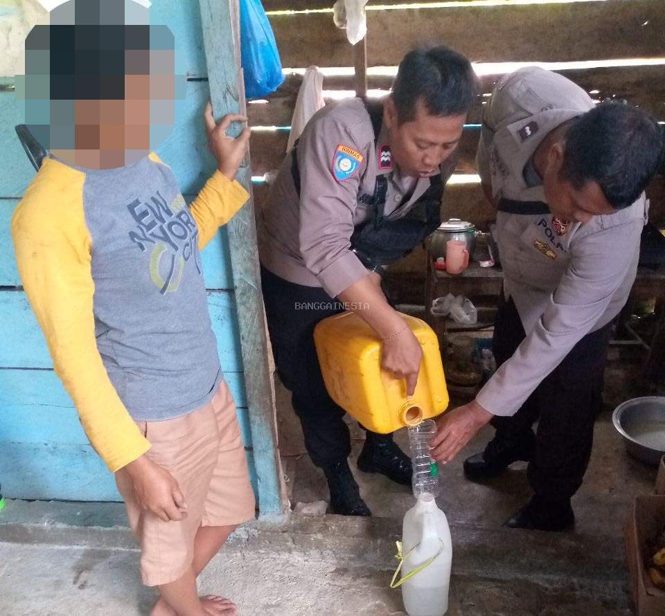 Polisi Sita Puluhan Liter Cap Tikus di Toili Barat
