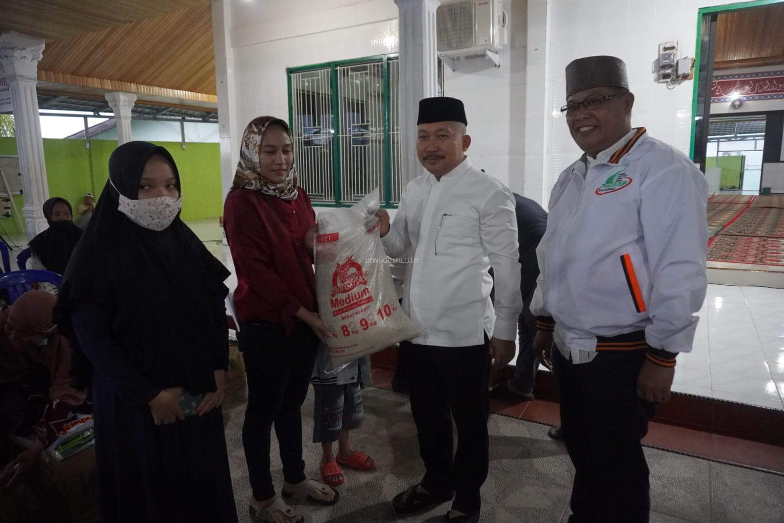 Bupati Banggai Serahkan Bansos Dampak Inflasi