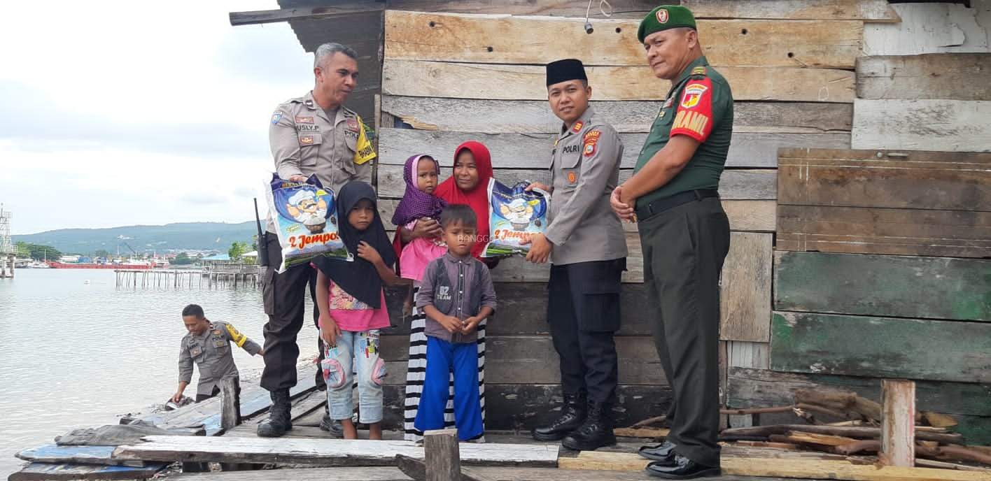 Kapolsek dan Danramil Luwuk Berbagi Sembako Kepada Masyarakat
